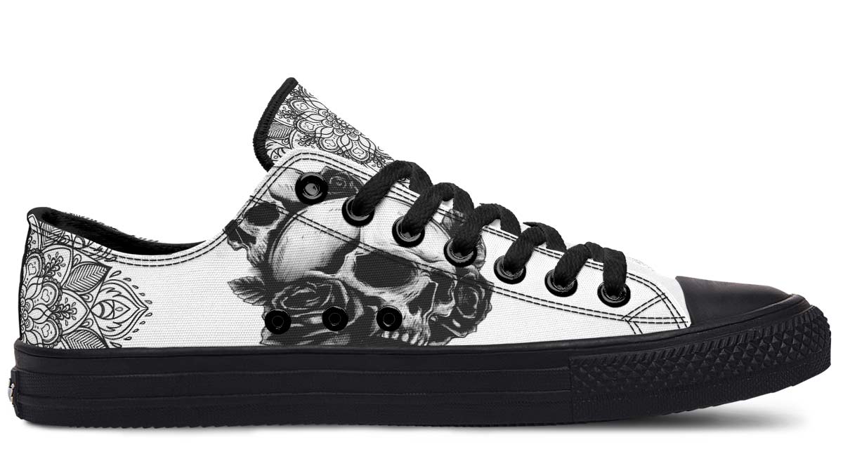 UrbanKicks - Schwarze Canvas-Schuhe mit Totenkopf- und Rosen-Print für Paare